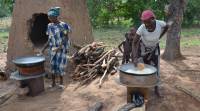 Les femmes de Kouba transforment le manioque en tapioca et en kari sur des cuiseurs à bois économes fournis par l'association