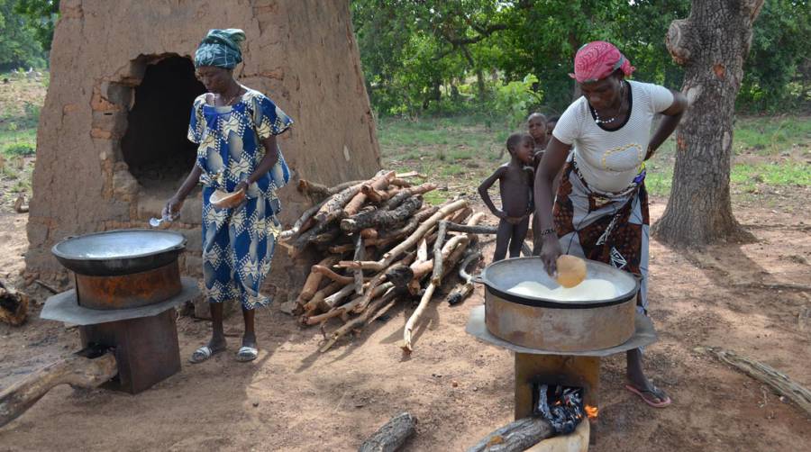 Les femmes de Kouba transforment le manioque en tapioca et en kari sur des cuiseurs à bois économes fournis par l&#039;association